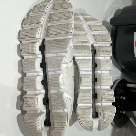 ON CLOUD-All white Cloud 5, Women’s 8/Men’s 6 - Picture 8 of 10